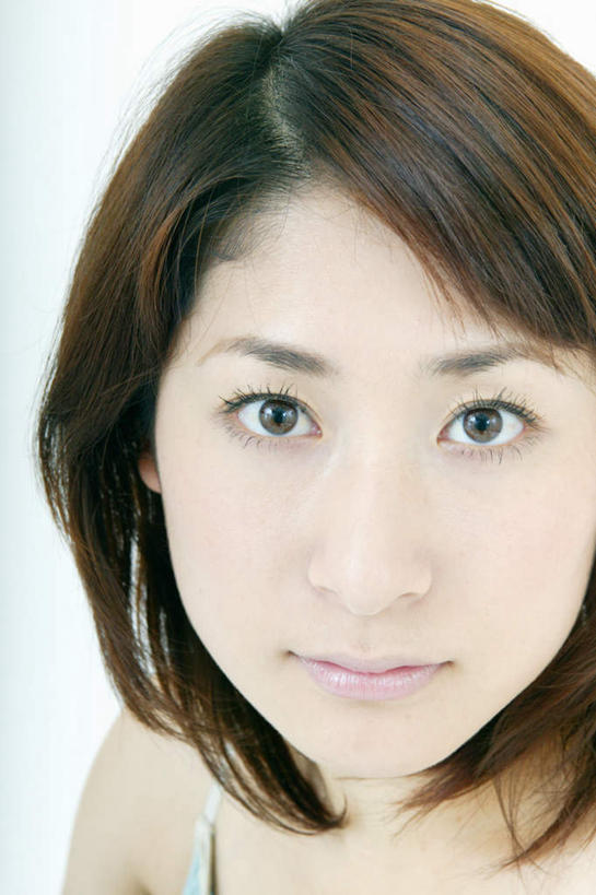 东方人,头发,一个人,坐,竖图,室内,特写,白天,白色背景,正面,亚洲,仅一个年轻女性,仅一个女性,仅一个人,服装,注视,休闲装,黄种人,衣服,黑色,观察,看,休闲,休闲服,安静,摄影,服饰,影棚,观看,宁静,睁眼,察看,关注,年轻女性,女人,女性,亚洲人,长发,坐着,半身,彩图,影棚拍摄,拍摄