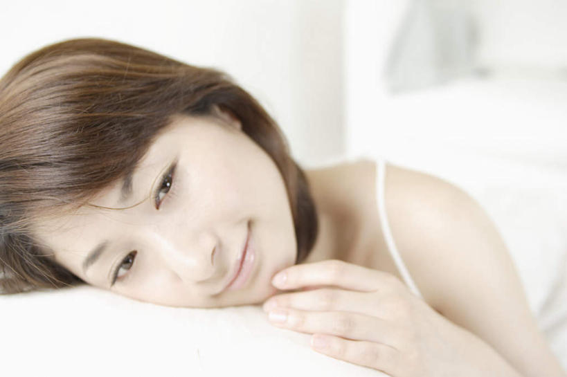 东方人,头发,一个人,躺,笑,微笑,横图,室内,白天,正面,床,亚洲,仅一个年轻女性,仅一个女性,仅一个人,服装,背心,注视,休闲装,黄种人,衣服,黑色,观察,看,休闲,休闲服,安静,服饰,单人床,观看,宁静,察看,关注,枕着,卧着,年轻女性,女人,女性,亚洲人,长发,躺着,卧,半身,彩图