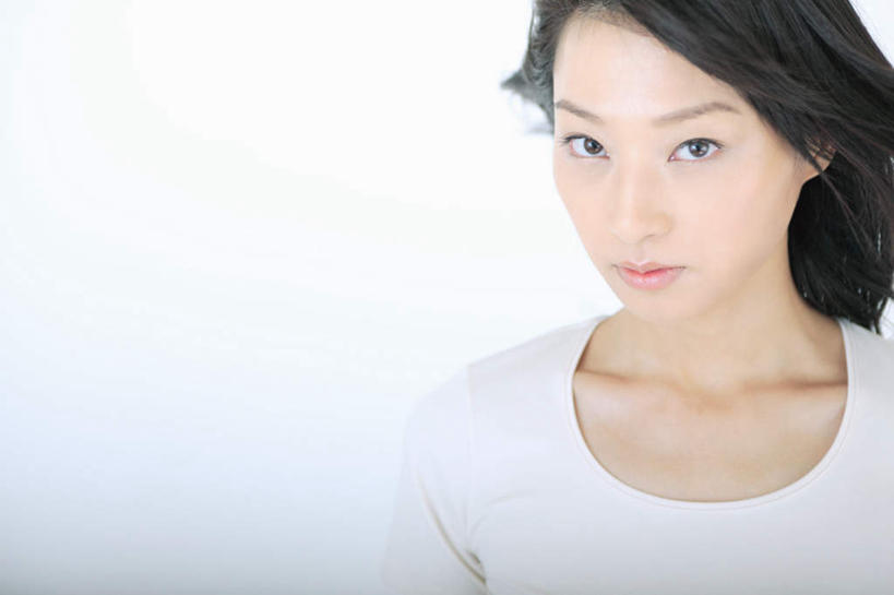 东方人,头发,一个人,站,横图,室内,白天,白色背景,正面,亚洲,仅一个年轻女性,仅一个女性,仅一个人,服装,注视,休闲装,黄种人,衣服,黑色,观察,看,站着,休闲,休闲服,摄影,服饰,影棚,观看,察看,酷,挑眉,关注,年轻女性,女人,女性,亚洲人,长发,站立,半身,彩图,影棚拍摄,拍摄