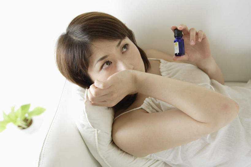 东方人,一个人,躺,横图,俯视,室内,白天,植物,靠垫,沙发,亚洲,仅一个年轻女性,仅一个女性,仅一个人,服装,盆栽,瓶,靠枕,盆景,拿,拿着,注视,休闲装,黄种人,闻,衣服,绿色,自然,垫子,枕头,观察,看,休闲,休闲服,香水,服饰,生长,成长,观看,吊带裙,察看,嗅,关注,卧着,年轻女性,女人,女性,亚洲人,躺着,卧,半身,彩图,高角度拍摄,皮沙发