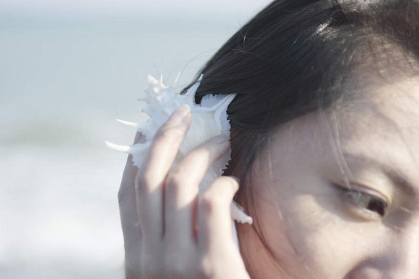 东方人,手,一个人,横图,室外,特写,白天,正面,贝壳,亚洲,仅一个年轻女性,仅一个女性,仅一个人,握,服装,拿,拿着,注视,休闲装,黄种人,衣服,观察,看,聆听,休闲,手部,休闲服,握着,服饰,观看,察看,关注,凝听,年轻女性,女人,女性,亚洲人,贝类外壳,软体动物外壳,半身,彩图