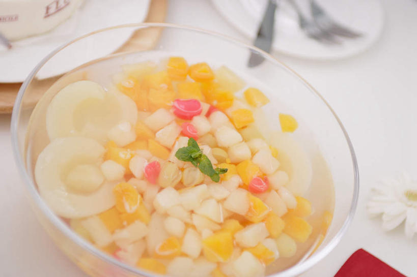 无人,横图,俯视,室内,特写,白天,水果,玻璃,许多,切片,沙拉,很多,色拉,水果沙拉,玻璃制品,容器,碗,有机食品,绿色食品,色拉酱,储藏,储存,千岛酱,彩图,高角度拍摄,贮存