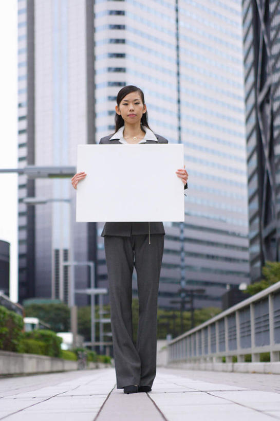 东方人,一个人,高楼大厦,栏杆,站,竖图,室外,白天,仰视,职员,植物,大厦,建筑,摩天大楼,亚洲,仅一个年轻女性,仅一个女性,仅一个人,围栏,拿,拿着,注视,黄种人,护栏,树,树木,绿色,自然,白板,观察,看,站着,生长,成长,观看,察看,关注,记录板,记事板,年轻女性,女人,女性,亚洲人,白领,商人,上班族,站立,彩图,低角度拍摄,全身,大楼,高层建筑,高楼,摩天楼,白领阶层,办公室职员