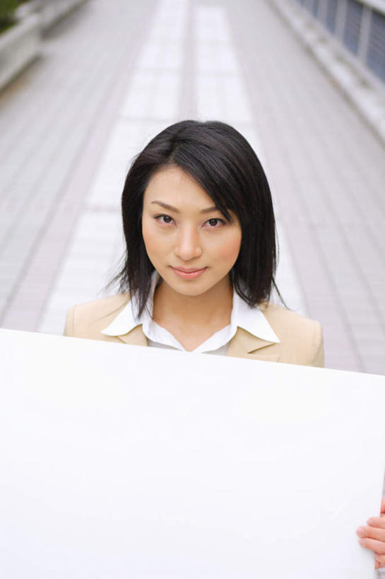 东方人,一个人,高楼大厦,栏杆,站,竖图,俯视,室外,白天,职员,植物,大厦,建筑,摩天大楼,亚洲,仅一个年轻女性,仅一个女性,仅一个人,围栏,拿,拿着,注视,黄种人,护栏,树,树木,绿色,自然,白板,观察,看,站着,生长,成长,观看,察看,关注,记录板,记事板,年轻女性,女人,女性,亚洲人,白领,商人,上班族,抬头,仰头,站立,半身,彩图,高角度拍摄,大楼,高层建筑,高楼,摩天楼,白领阶层,办公室职员