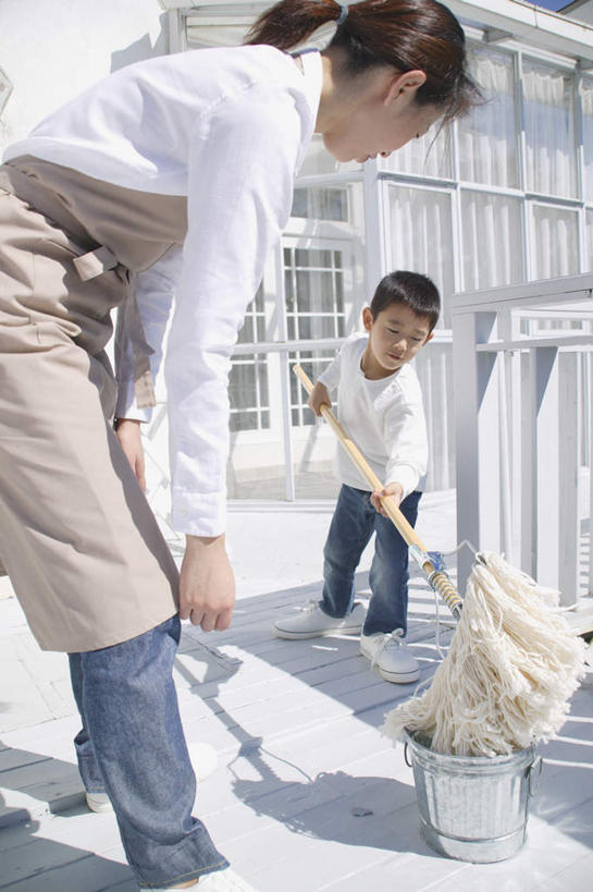 东方人,儿童,两个人,母亲,儿子,栏杆,站,竖图,室外,白天,正面,纯洁,亚洲,弯腰,阴影,服装,光线,桶,影子,围栏,拿,拿着,注视,休闲装,黄种人,护栏,拖把,衣服,阳光,容器,观察,看,站着,休闲,母子,休闲服,可爱,母爱,童年,童趣,服饰,观看,储藏,察看,储存,关注,童真,烂漫,无邪,弯身,天真,男孩,男人,男性,年轻女性,女人,女性,亚洲人,孩子,站立,半身,彩图,贮存