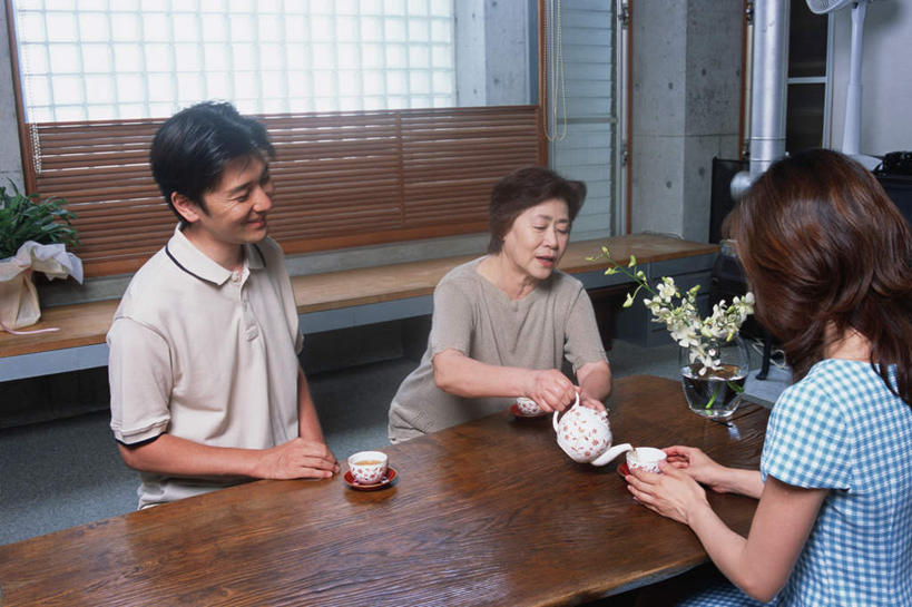 东方人,两个人,家庭,夫妻,客厅,坐,横图,俯视,室内,白天,爱情,桌子,杯子,亚洲,服装,壶,浪漫,拿,拿着,注视,休闲装,黄种人,水壶,衣服,茶壶,水杯,观察,看,休闲,温暖,温馨,一家人,休闲服,恩爱,恋人,服饰,观看,和睦,察看,起居室,关注,老年女性,男人,男性,女人,女性,中年男性,中年女性,亚洲人,情侣,茶杯,坐着,半身,彩图,高角度拍摄,伴侣,融洽