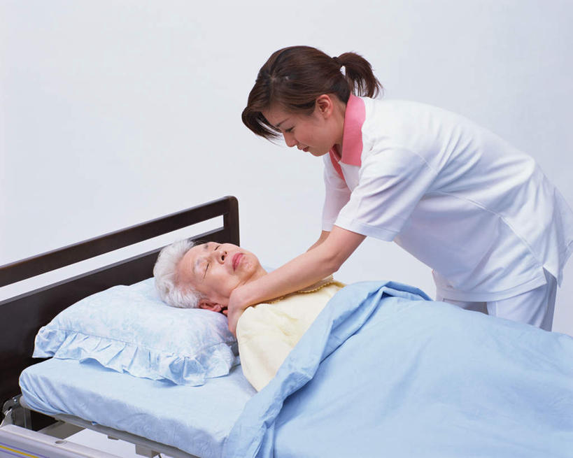 东方人,两个人,病人,护士,医院,站,躺,横图,室内,白天,侧面,床,亚洲,弯腰,服装,床单,注视,休闲装,黄种人,被子,衣服,观察,看,站着,护工,休闲,休闲服,服饰,单人床,观看,察看,被单,白衣天使,关注,医疗机构,弯身,老年女性,年轻女性,女人,女性,亚洲人,患者,就医者,躺着,站立,半身,彩图,病院,诊所