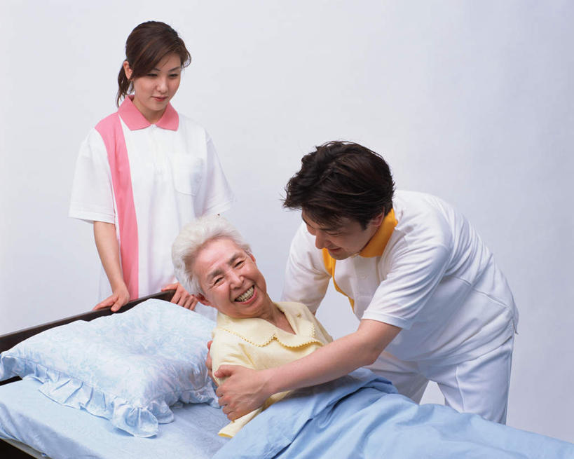 东方人,三个人,护士,医院,站,横图,室内,白天,正面,床,亚洲,服装,床单,注视,休闲装,黄种人,被子,衣服,病床,观察,看,站着,护工,休闲,休闲服,服饰,单人床,观看,察看,被单,白衣天使,关注,医疗机构,老年女性,男人,男性,年轻男性,年轻女性,女人,女性,亚洲人,站立,半身,彩图,病院,诊所