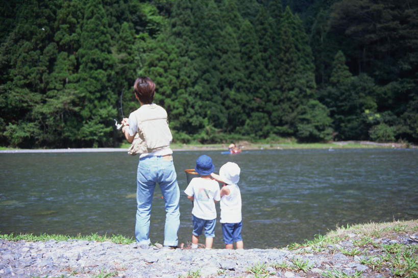 东方人,儿童,三个人,家庭,父亲,女儿,儿子,站,横图,室外,白天,纯洁,湖,湖泊,水,帽子,亚洲,戴,服装,湖面,水流,水面,拿,拿着,注视,休闲装,黄种人,小孩,背面,衣服,遮阳帽,湖水,观察,看,站着,休闲,温暖,温馨,父女,父子,一家人,休闲服,父爱,可爱,童年,童趣,服饰,渔网,观看,渔具,戴着,和睦,察看,关注,抓捕,捕捞,鱼网,童真,烂漫,无邪,拉网,捕捞工具,天真,男孩,男人,男性,年轻男性,女孩,女人,女性,亚洲人,孩子,年轻人,站立,彩图,全身,融洽,男生,女生