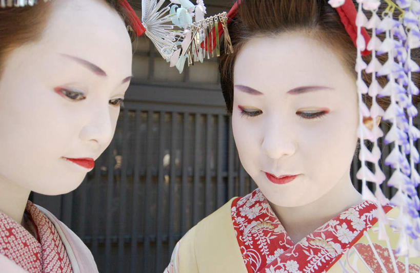 东方人,两个人,伙伴,朋友,站,横图,室外,白天,正面,民族服装,友谊,植物,道路,路,亚洲,和服,装饰,头饰,小路,交通,注视,黄种人,树,树木,绿色,自然,观察,看,站着,服饰,生长,成长,观看,华丽,修饰,点缀,察看,关注,艺妓,吴服,唐草,唐花,唐锦,衬托,美观,雅致,雅观,友情,年轻女性,女人,女性,亚洲人,站立,半身,彩图,传统服装,民俗服