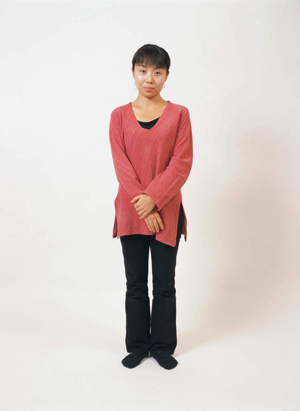 东方人,一个人,站,双手交叉,竖图,室内,白天,白色背景,正面,亚洲,仅一个年轻女性,仅一个女性,仅一个人,服装,注视,休闲装,黄种人,衣服,观察,看,站着,休闲,休闲服,摄影,服饰,影棚,观看,察看,关注,年轻女性,女人,女性,亚洲人,十字手,站立,彩图,全身,影棚拍摄,拍摄