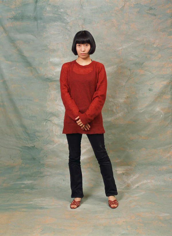 东方人,一个人,站,笑,双手交叉,微笑,竖图,室内,白天,正面,亚洲,仅一个年轻女性,仅一个女性,仅一个人,绿色背景,服装,注视,休闲装,黄种人,衣服,观察,看,站着,休闲,休闲服,摄影,服饰,影棚,观看,察看,关注,年轻女性,女人,女性,亚洲人,十字手,半身,彩图,影棚拍摄,拍摄