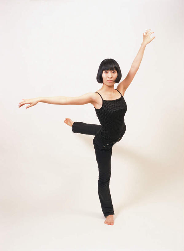 东方人,一个人,站,竖图,室内,白天,白色背景,正面,跳舞,亚洲,仅一个年轻女性,仅一个女性,仅一个人,服装,注视,休闲装,黄种人,衣服,观察,看,站着,休闲,休闲服,摄影,服饰,影棚,观看,察看,关注,舞姿,年轻女性,女人,女性,亚洲人,站立,彩图,全身,影棚拍摄,拍摄,舞蹈