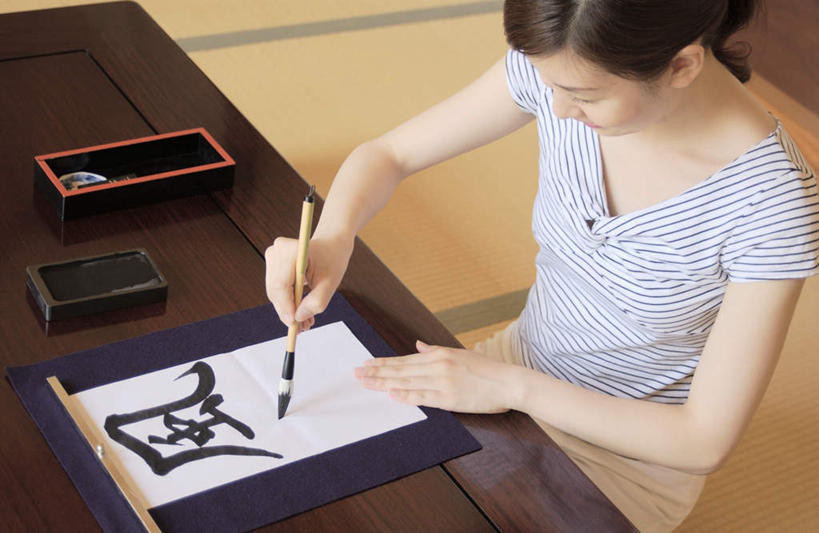 东方人,一个人,坐,横图,俯视,室内,白天,书房,桌子,亚洲,仅一个年轻女性,仅一个女性,仅一个人,服装,标志,毛笔,文字,字符,纸张,拿,拿着,注视,休闲装,黄种人,标识,书桌,衣服,课桌,观察,看,休闲,休闲服,汉字,服饰,观看,察看,书写,关注,中文,国文,华文,誊写,年轻女性,女人,女性,亚洲人,坐着,半身,彩图,高角度拍摄