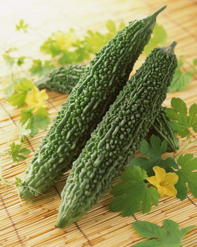 无人,竖图,俯视,室内,特写,白天,餐桌,桌子,黄瓜,蔬菜,叶子,许多,新鲜,食品,绿叶,很多,食物,绿色,嫩叶,有机食品,绿色食品,餐台,叶,叶片,青瓜,胡瓜,彩图,高角度拍摄