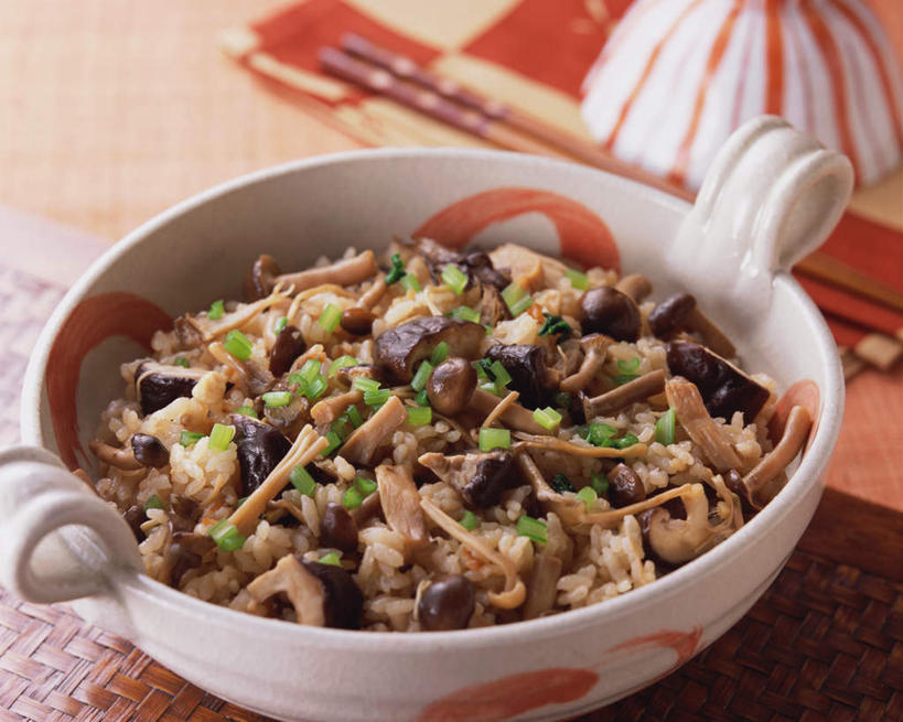 米饭,无人,横图,俯视,室内,特写,白天,烹饪,植物,餐桌,桌子,蔬菜,玻璃,新鲜,勺子,菌菇,蘑菇,日本料理,料理,食品,松茸,草药,药草,饭,菌类,松蕈,菜肴,美食,中药,玻璃制品,食物,容器,调羹,汤匙,碗,日式料理,日式,食用菌,佳肴,有机食品,绿色食品,餐台,储藏,五谷,储存,药材,中草药,中药材,本草,大花菌,剥皮菌,菌中之王,山珍,松菇,松菌,松口蘑,裕茂萝,彩图,高角度拍摄,贮存