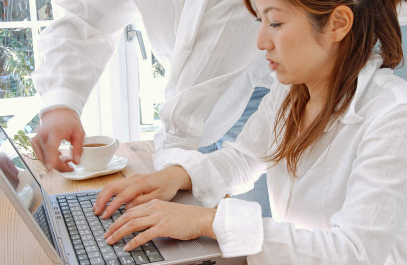 东方人,两个人,夫妻,办公室,坐,说,横图,俯视,室内,白天,衬衫,爱情,幸福,电脑,笔记本电脑,地板,家具,门,桌子,杯子,亚洲,敲打,服装,瓷器,办公桌,咖啡杯,陶瓷制品,地面,浪漫,注视,休闲装,黄种人,输入,居家,木地板,衣服,门框,打字,观察,看,休闲,温暖,温馨,休闲服,恩爱,帮助,恋人,服饰,观看,点击,敲击,和睦,察看,关注,美好,瓷杯,看着,便携式电脑,交流,按键,手提电脑,男人,男性,年轻男性,年轻女性,女人,女性,亚洲人,夫妇,情侣,沟通,讲话,交谈,说话,谈话,坐着,半身,彩图,高角度拍摄,衬衣,伴侣,融洽