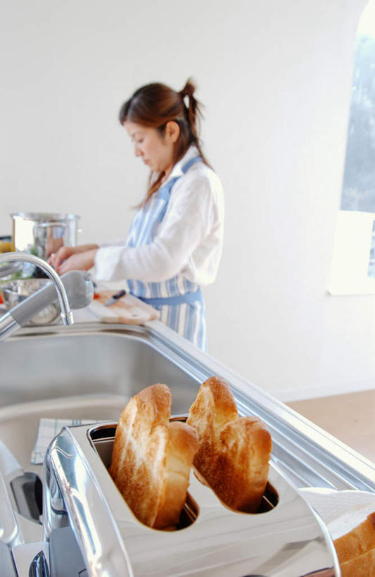 点心,面包,东方人,一个人,站,竖图,室内,白天,侧面,衬衫,厨房,亚洲,仅一个年轻女性,仅一个女性,仅一个人,服装,水槽,水龙头,围裙,墙,食品,面点,注视,休闲装,黄种人,面包机,水斗,开关,墙壁,墙面,食物,糕点,衣服,打开,观察,看,站着,休闲,休闲服,服饰,观看,阀门,察看,开启,关注,水咀,年轻女性,女人,女性,亚洲人,站立,半身,彩图,衬衣,灶间