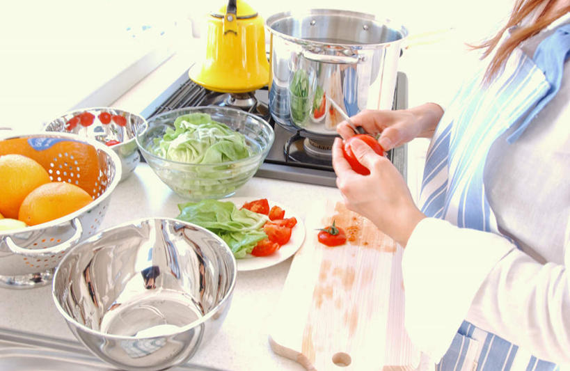 东方人,一个人,站,横图,俯视,室内,白天,衬衫,烹饪,西餐,厨房,柑橘,蔬菜,西红柿,水果,金属制品,亚洲,仅一个年轻女性,仅一个女性,仅一个人,服装,金属,工具,围裙,陶瓷,莴苣,莴笋,沙拉,料理,食品,案板,刀具,陶瓷制品,生活,菜叶,注视,休闲装,黄种人,色拉,水果沙拉,菜肴,美食,食物,衣服,容器,碗,刀,观察,看,切,站着,休闲,健康,休闲服,西式,服饰,佳肴,有机食品,绿色食品,观看,色拉酱,储藏,察看,储存,关注,菜刀,千岛酱,吐司面包,香笋,切菜刀,年轻女性,女人,女性,亚洲人,橘子,桔子,橙子,橙,番茄,站立,半身,彩图,高角度拍摄,衬衣,灶间,贮存