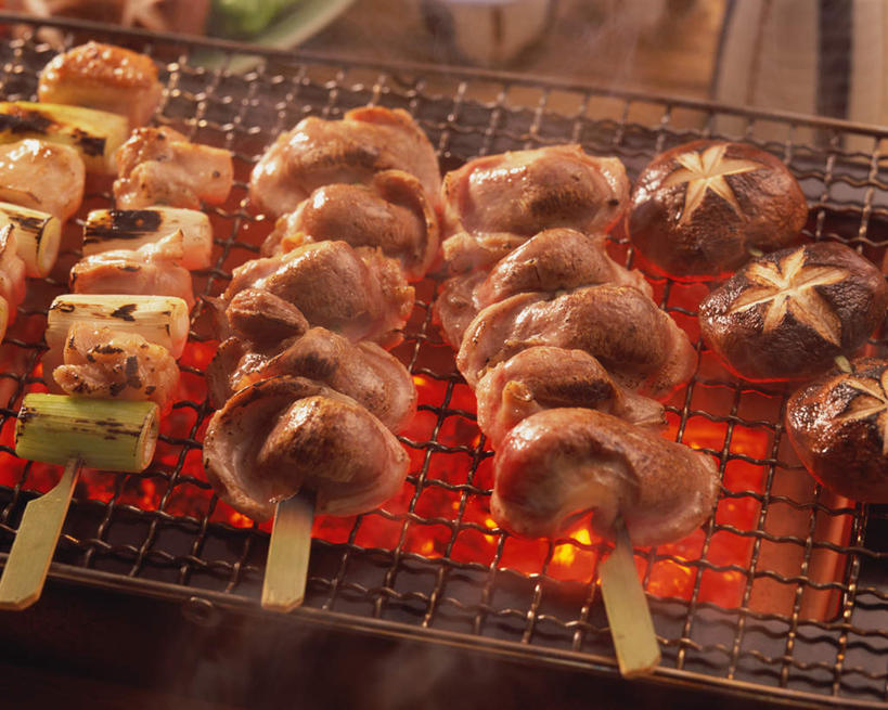 无人,横图,俯视,室内,特写,白天,烹饪,烧烤,热情,餐桌,桌子,火,阴影,光线,火焰,木棒,影子,菌菇,香菇,鸡肉,肉,日本料理,料理,食品,烤架,烤肉,燃烧,菌类,菜肴,美食,肉类,食物,日式料理,日式,铁架,食用菌,佳肴,餐台,肉食,彩图,高角度拍摄