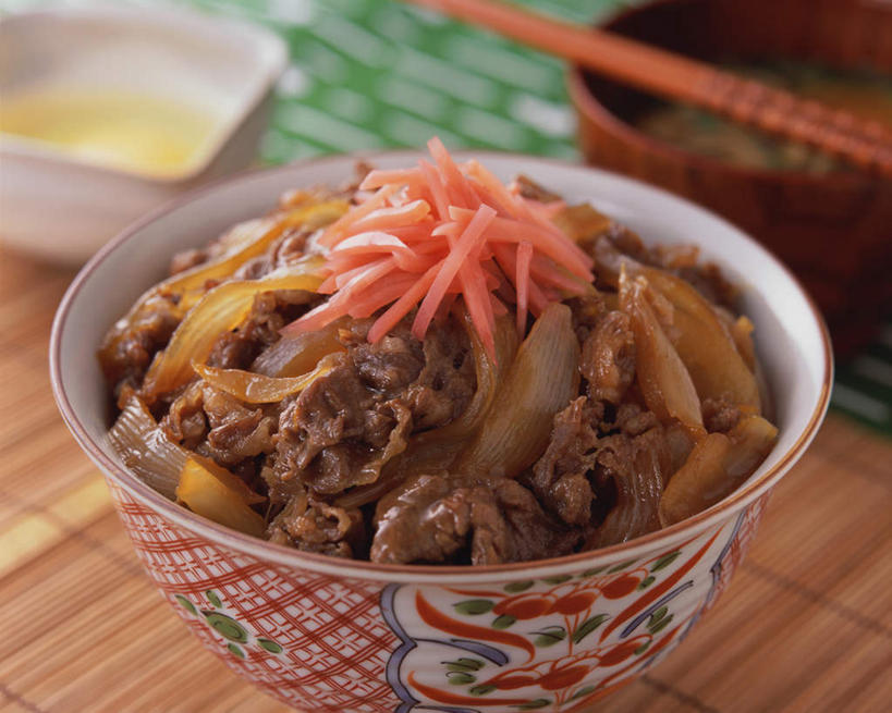 无人,横图,俯视,室内,特写,白天,烹饪,餐桌,筷子,桌子,洋葱,餐具,阴影,光线,影子,陶瓷,肉,汤,日本料理,牛肉,料理,食品,陶瓷制品,文化,传统,菜肴,美食,肉类,食物,容器,碗,日式料理,日式,佳肴,餐台,储藏,礼节,储存,礼仪,肉食,进餐用具,圆葱,洋葱头,球葱,彩图,高角度拍摄,贮存