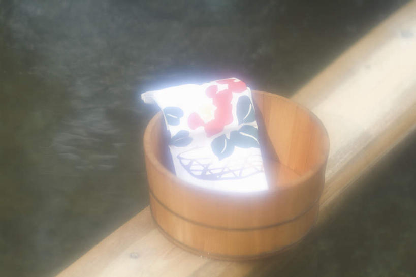 无人,横图,俯视,室内,特写,白天,温泉,雾,静物,沸腾,朦胧,模糊,蒸汽,纺织物,木桶,桶,水蒸气,雾气,容器,毛巾,清洁,温暖,泉水,温和,储藏,保暖,气体,储存,透气,防水,蒸发,储水,耐磨,吸水,地热,彩图,高角度拍摄,贮存