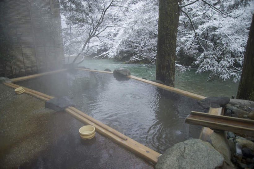 无人,横图,俯视,室外,白天,温泉,雪,雾,大雪,沸腾,蒸汽,木板,木桶,桶,积雪,雪景,冬季,冬天,水蒸气,雾气,容器,温暖,寒冷,泉水,温和,储藏,气体,储存,蒸发,严寒,地热,彩图,高角度拍摄,贮存