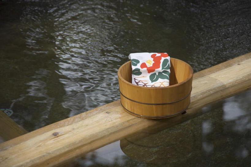 无人,横图,俯视,室外,特写,白天,温泉,雾,静物,沸腾,蒸汽,纺织物,木桶,桶,水蒸气,雾气,容器,毛巾,清洁,温暖,泉水,温和,储藏,保暖,气体,储存,透气,防水,蒸发,储水,耐磨,吸水,地热,彩图,高角度拍摄,贮存