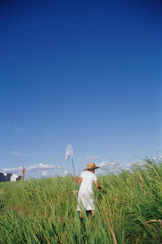 东方人,儿童,一个人,站,竖图,室外,白天,纯洁,亚洲,仅一个男性,仅一个人,服装,云,云朵,捕虫网,拿,云彩,拿着,注视,休闲装,黄种人,小孩,背面,衣服,蓝色,白云,蓝天,天空,天,观察,看,站着,仅一个小孩,休闲,休闲服,可爱,童年,童趣,服饰,观看,扫网,水网,察看,关注,童真,烂漫,无邪,扑网,天真,男孩,男人,男性,亚洲人,孩子,站立,彩图,全身,男生