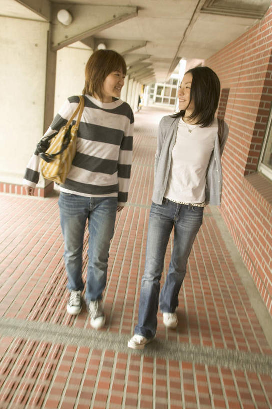 东方人,两个人,伙伴,朋友,走,竖图,室外,白天,正面,友谊,亚洲,服装,走道,走廊,过道,注视,休闲装,黄种人,衣服,观察,看,休闲,休闲服,服饰,观看,察看,关注,友情,年轻女性,女人,女性,亚洲人,步行,散步,走路,彩图,全身