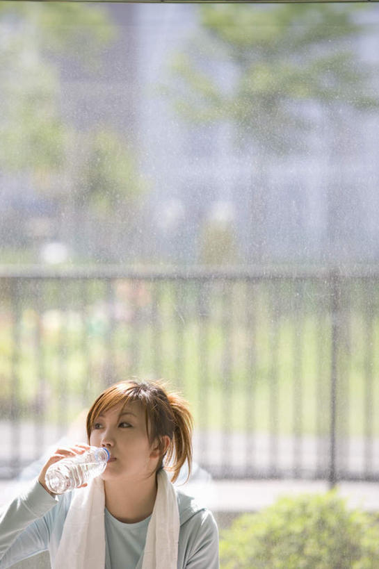 东方人,一个人,健身房,栏杆,坐,竖图,室内,白天,正面,锻炼,运动,窗户,亚洲,仅一个年轻女性,仅一个女性,仅一个人,喝水,服装,围栏,拿,拿着,注视,休闲装,黄种人,护栏,玻璃窗,衣服,瓶子,观察,看,休闲,休闲服,塑料瓶,服饰,观看,察看,关注,体育,年轻女性,女人,女性,亚洲人,坐着,半身,彩图,健身,健身馆