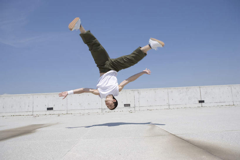 东方人,一个人,跳,伸展双臂,横图,室外,白天,正面,锻炼,瑜伽,运动,草地,草坪,植物,亚洲,仅一个男性,仅一个人,服装,半空,注视,休闲装,黄种人,草,仅一个年轻男性,衣服,蓝色,绿色,蓝天,天空,天,观察,看,休闲,休闲服,养生,服饰,观看,察看,颠倒,倒置,关注,体育,男人,男性,年轻男性,亚洲人,敞开双臂,伸开双臂,跳跃,展开双肩,张开手臂,张开双臂,彩图,全身,健身