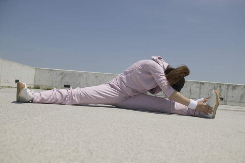 东方人,一个人,坐,横图,室外,白天,正面,锻炼,运动,亚洲,仅一个年轻女性,仅一个女性,仅一个人,伸展,弯腰,服装,注视,休闲装,黄种人,衣服,蓝色,蓝天,天空,天,观察,看,休闲,休闲服,劈叉,服饰,劈腿,观看,察看,关注,热身,弯身,体育,年轻女性,女人,女性,亚洲人,坐着,彩图,全身,健身