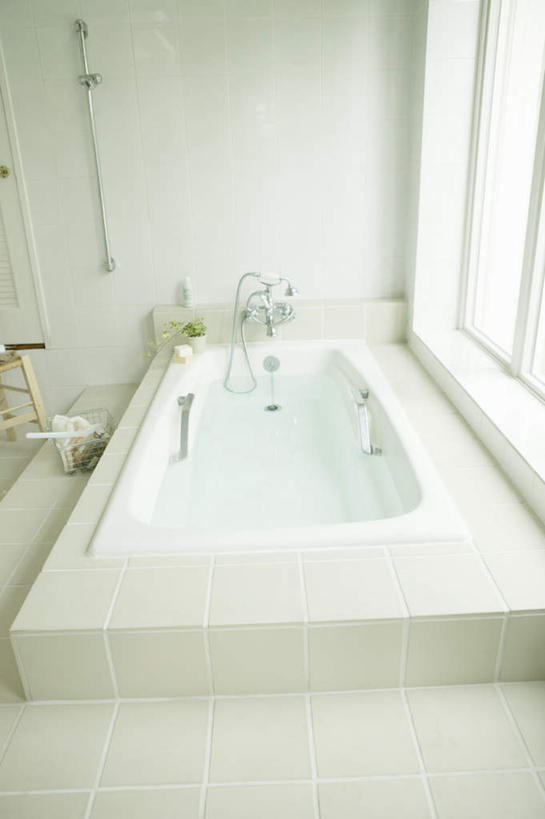 无人,家,竖图,俯视,室内,特写,白天,家具,卫生间,浴室,装修,建筑,装饰,篮子,水龙头,浴巾,房屋,屋子,建设,装潢,楼房,开关,住宅,玻璃制品,玻璃瓶,瓶子,室内装潢,浴缸,打开,明亮,阀门,舒适,家居装潢,开启,房屋设计,卫浴设备,室内设计,宽敞,样板房装潢,水咀,水管装置,设计,淋浴房,彩图,高角度拍摄,冲凉房,房子,沐浴间,沐浴室