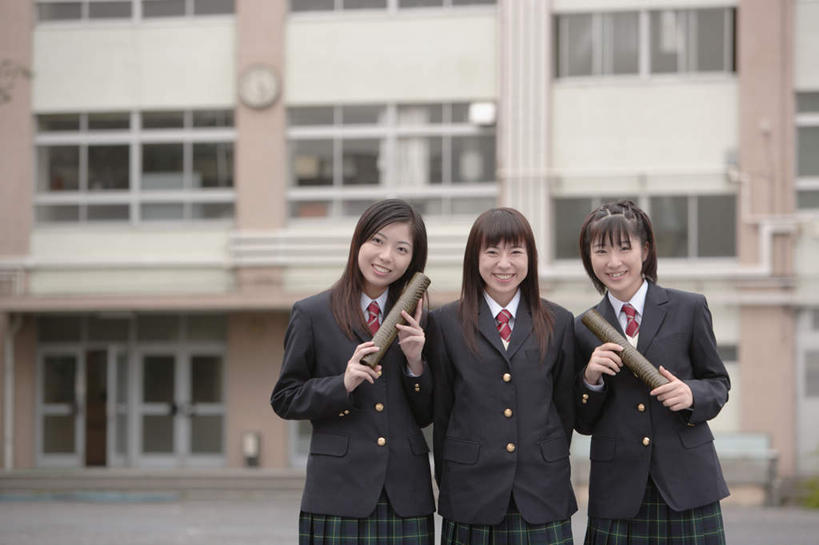 东方人,三个人,伙伴,朋友,学校,站,横图,室外,白天,正面,制服,友谊,亚洲,服装,文凭,拿,拿着,注视,休闲装,黄种人,校园,衣服,观察,看,站着,休闲,教室,校服,休闲服,服饰,观看,察看,证书,关注,学位证,学位证书,学生服,友情,年轻女性,女人,女性,亚洲人,站立,半身,彩图
