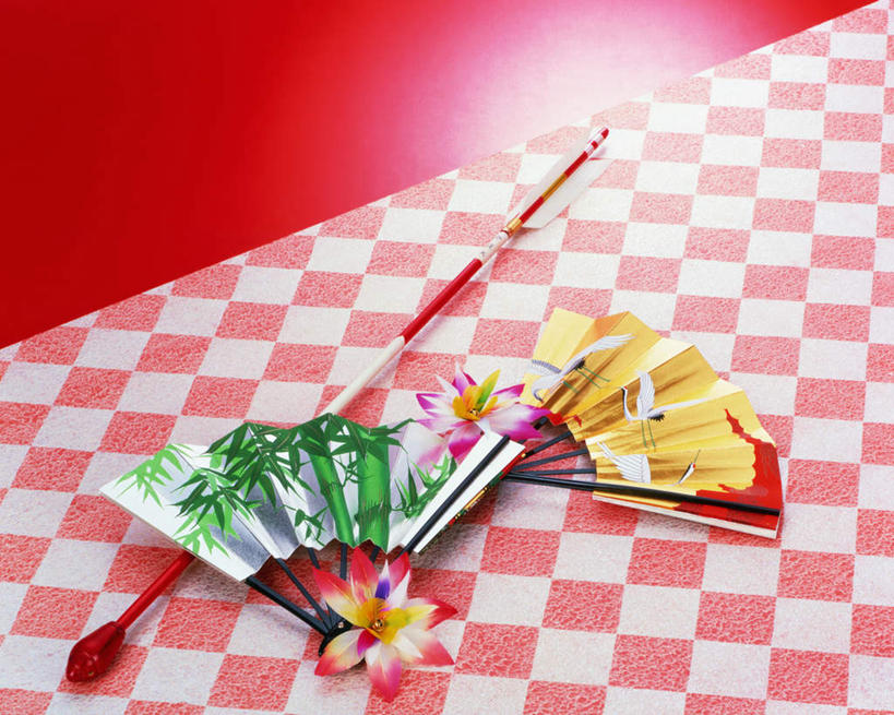 无人,横图,俯视,室内,特写,白天,锻炼,运动,红色背景,盛开,板羽球,格子,扇子,折扇,纸扇,清凉,花蕾,凉爽,文化,运动器械,花,花瓣,花朵,鲜花,工艺品,花苞,花蕊,健身器械,摄影,影棚,毽子,健身器材,羽子板,毽球,花毽,鸡毛毽,打手毽,毽子板球,撒扇,体育,彩图,高角度拍摄,影棚拍摄,健身,拍摄,运动器材,传统文化