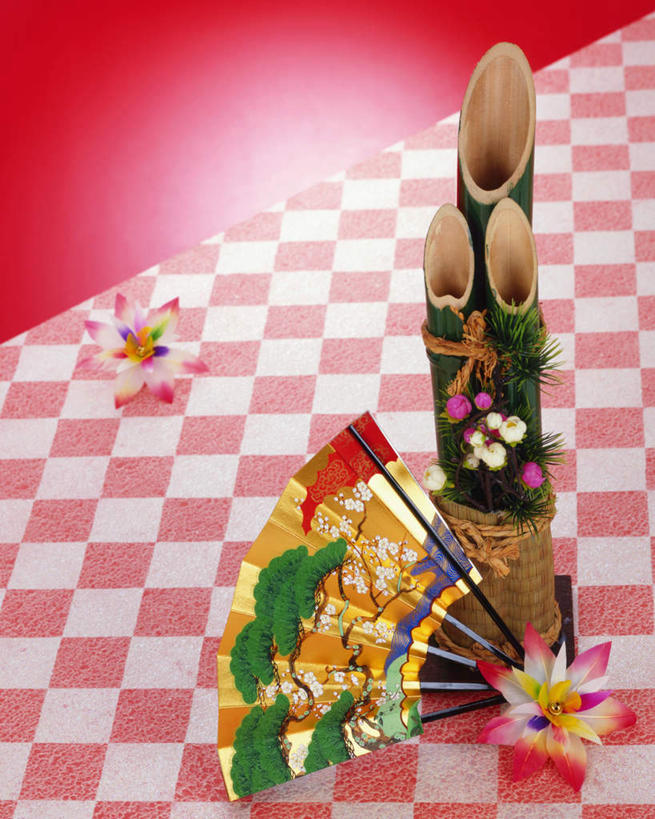 无人,竖图,俯视,室内,特写,白天,锻炼,纯洁,运动,竹子,红色背景,盛开,板羽球,格子,扇子,折扇,纸扇,清凉,花蕾,凉爽,文化,运动器械,花,花瓣,花朵,鲜花,工艺品,花苞,花蕊,健身器械,摄影,影棚,毽子,高雅,健身器材,羽子板,毽球,花毽,鸡毛毽,打手毽,毽子板球,撒扇,奉献,质朴,正直,担当,体育,竹,彩图,高角度拍摄,影棚拍摄,健身,拍摄,奋进,操守,四君子,岁寒三友,性坚,虚怀,虚心,运动器材,传统文化,善群,卓尔