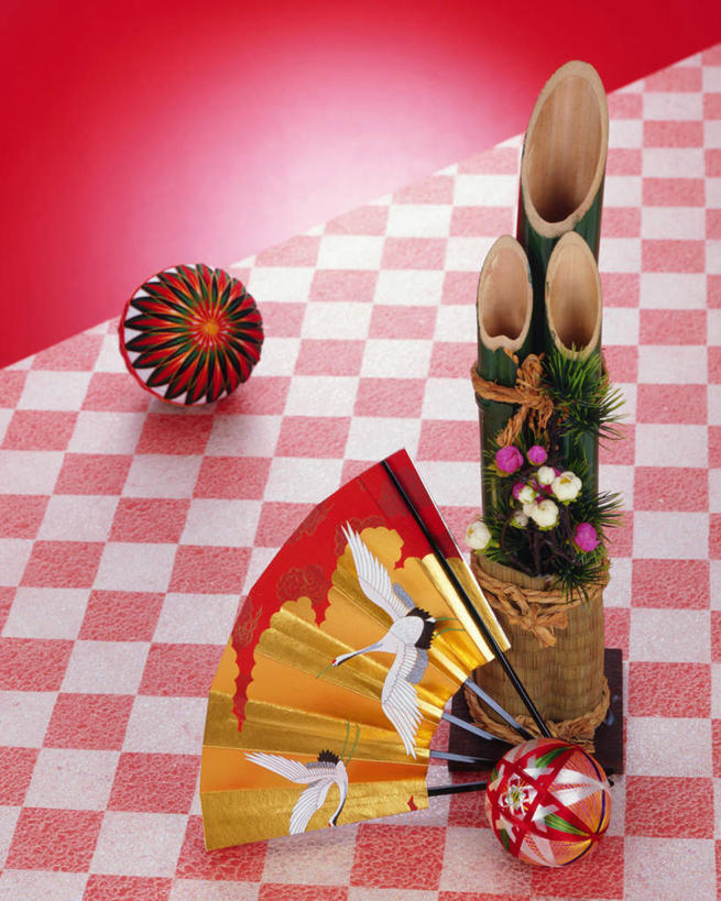 无人,竖图,俯视,室内,特写,白天,锻炼,纯洁,运动,竹子,红色背景,盛开,板羽球,格子,扇子,折扇,纸扇,清凉,花蕾,凉爽,文化,运动器械,花,花瓣,花朵,鲜花,工艺品,花苞,花蕊,健身器械,摄影,影棚,毽子,高雅,健身器材,羽子板,毽球,花毽,鸡毛毽,打手毽,毽子板球,撒扇,奉献,质朴,正直,担当,体育,竹,彩图,高角度拍摄,影棚拍摄,健身,拍摄,奋进,操守,四君子,岁寒三友,性坚,虚怀,虚心,运动器材,传统文化,善群,卓尔