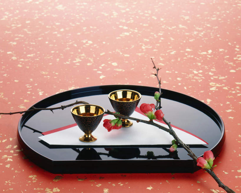 清酒,无人,横图,俯视,室内,特写,白天,植物,枇杷,杯子,餐具,水果,红色背景,新鲜,碟子,盘,陶瓷,生食,食品,果实,枝条,陶瓷制品,酒类,酒,树,树木,树枝,食物,饮料,盘子,水杯,碟,摄影,有机食品,绿色食品,影棚,虬枝,枝杈,芦枝,芦橘,金丸,彩图,高角度拍摄,影棚拍摄,拍摄