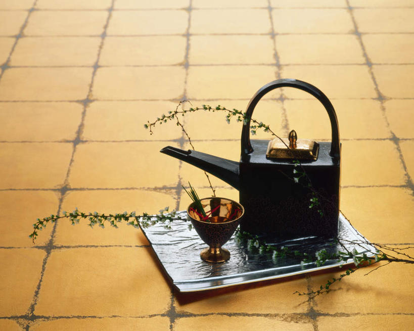 清酒,无人,横图,俯视,室内,特写,白天,餐具,黄色背景,盛开,碟子,壶,盘,酒类,花蕾,酒,水壶,花,花瓣,花朵,鲜花,饮料,盘子,茶壶,容器,碟,花苞,花蕊,摄影,影棚,彩图,高角度拍摄,影棚拍摄,拍摄