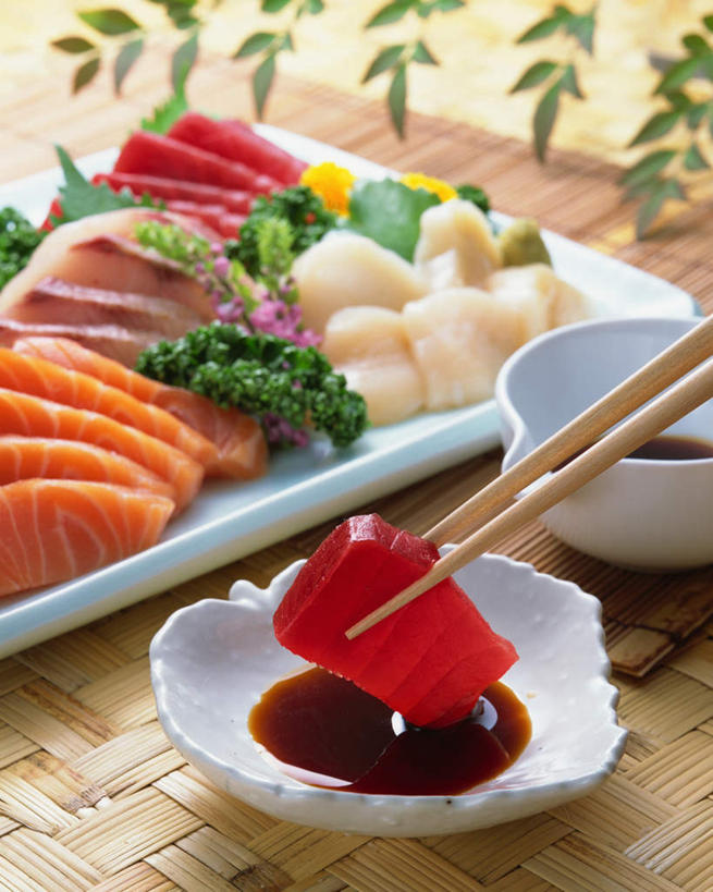 生鱼片,无人,竖图,俯视,室内,特写,白天,烹饪,筷子,桌面,桌子,餐具,碟子,盘,肉,鱼肉,日本料理,鱼片,料理,食品,蘸料,文化,传统,酱油,菜肴,美食,肉类,食物,盘子,碟,碗,日式料理,日式,摄影,佳肴,影棚,礼节,礼仪,肉食,沙西米,进餐用具,彩图,高角度拍摄,影棚拍摄,拍摄,刺身