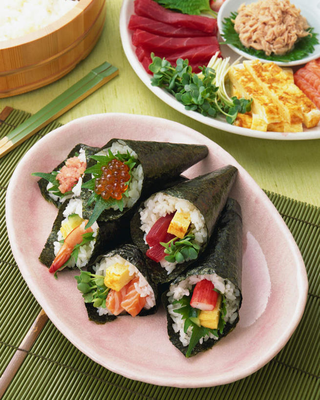 米饭,三文鱼,寿司,无人,竖图,俯视,室内,特写,白天,烹饪,桌面,桌子,餐具,一堆,许多,堆叠,堆积,碟子,盘,肉,鱼肉,日本料理,料理,食品,寿司卷,饭,菜肴,美食,肉类,食物,盘子,碟,日式料理,日式,摄影,佳肴,影棚,堆,五谷,醋饭,肉食,四喜饭,彩图,高角度拍摄,影棚拍摄,拍摄