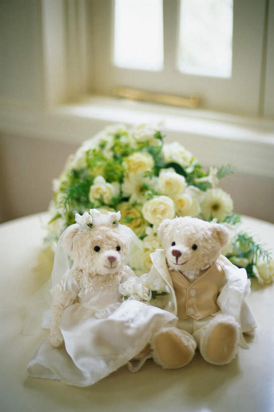 无人,竖图,俯视,室内,白天,婚礼,游戏,快乐,窗户,熊,玩具,庆祝,盛开,捧花,手捧花,玩偶,泰迪熊,结婚,玩,花蕾,娱乐,玻璃窗,花,花瓣,花朵,鲜花,玩具熊,花束,花苞,花蕊,休闲,喜庆,益智,毛绒玩具,纪念,安慰,发泄,消遣,宣泄,罗斯福熊,婚礼捧花,玩耍,嬉戏,彩图,高角度拍摄,高兴