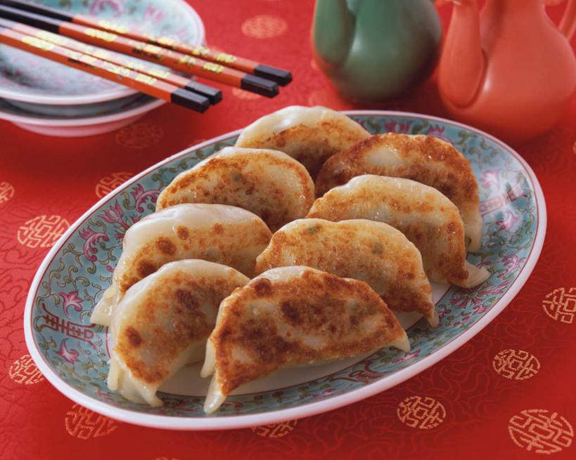 无人,横图,俯视,室内,特写,白天,烹饪,中餐,筷子,餐具,一排,许多,整齐,碟子,盘,油炸,油炸食品,料理,食品,锅贴,煎饺,文化,传统,菜肴,美食,食物,排列,盘子,碟,中式,摄影,佳肴,影棚,礼节,队列,礼仪,进餐用具,彩图,高角度拍摄,影棚拍摄,拍摄