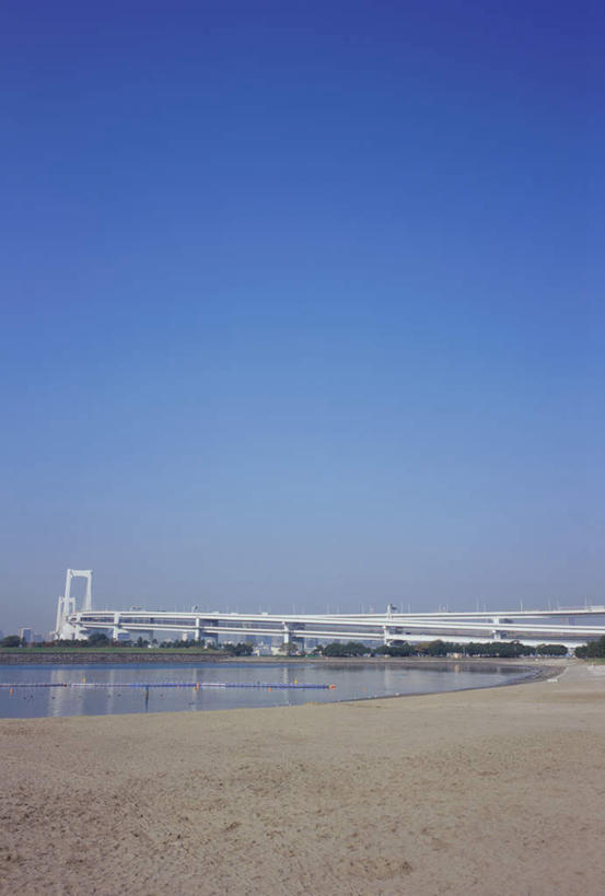 无人,竖图,室外,白天,正面,度假,海浪,海洋,美景,沙滩,城市风光,城市,大桥,立交桥,桥梁,美国,阴影,波纹,光线,沙子,影子,海岸,景观,浪花,高架,纪念碑,斜拉桥,桥,涟漪,沙地,娱乐,蓝色,倒影,蓝天,水纹,天空,阳光,海水,波浪,天,享受,休闲,景色,放松,晴朗,倒映,北美,北美洲,犹他州,美洲,海景,万里无云,水晕,北亚美利加洲,亚美利加洲,犹他,蜂窝之州,蜂房州,彩虹桥国家纪念碑,彩虹桥纪念碑,反照,大海,风浪,海,海水的波动,海滩,近岸浪,涌浪,晴空,晴空万里,彩图