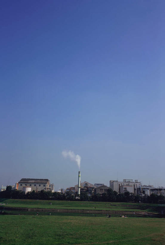 无人,工厂,竖图,室外,白天,正面,度假,烟囱,美景,植物,城市风光,城市,建筑,路灯,照明,神奈川,日本,亚洲,景观,云,云朵,建筑群,灯光,神奈川县,云彩,娱乐,灯,树,树木,蓝色,绿色,白云,蓝天,天空,自然,天,享受,休闲,景色,放松,工业,生长,晴朗,成长,照亮,白烟,照明设备,东亚,本州,本州岛,日本国,晴空,彩图,工地,制造厂