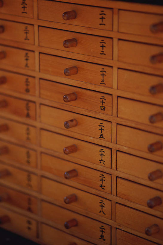 无人,竖图,室内,特写,白天,正面,柜子,静物,抽屉,一排,许多,整齐,储物柜,很多,排列,储存,队列,储备,蕴藏,贮备,彩图,贮存
