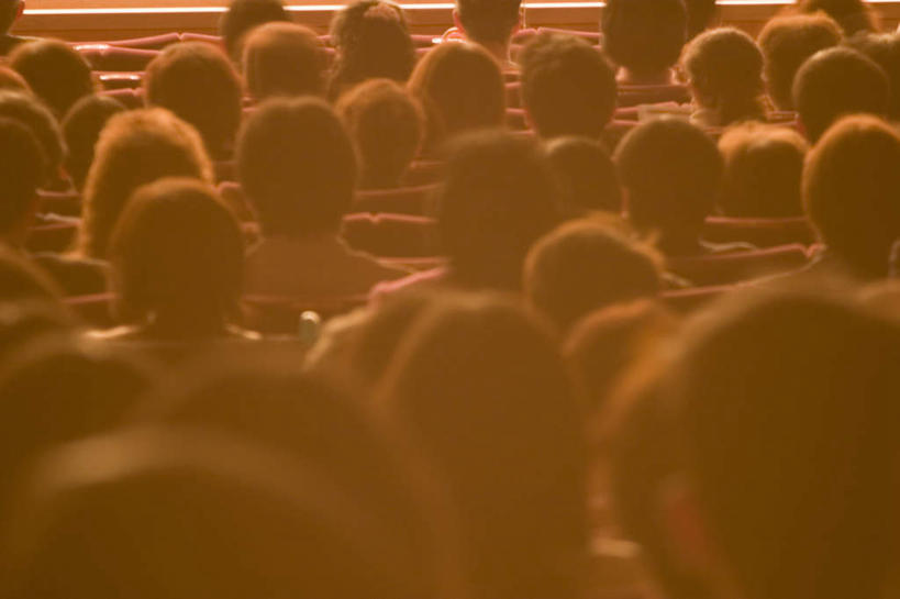 东方人,坐,横图,室内,白天,剧院,亚洲,一排,服装,整齐,许多人,注视,休闲装,黄种人,排列,背面,衣服,观察,看,一群人,休闲,休闲服,服饰,观看,察看,队列,关注,男人,男性,年轻男性,年轻女性,女人,女性,亚洲人,坐着,半身,彩图,剧场,戏院