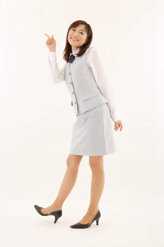东方人,手,一个人,商务人士,商务女性,站,笑,微笑,露齿笑,竖图,室内,白天,白色背景,正面,工作服,制服,亚洲,仅一个年轻女性,仅一个女性,仅一个人,抬,指,套装,黄种人,方向,手势,站着,张嘴,手部,摄影,影棚,指向,商务装,张大嘴巴,工薪阶层,工作制服,年轻女性,女人,女性,亚洲人,白领,上班族,张开嘴,站立,彩图,全身,影棚拍摄,工作套服,拍摄
