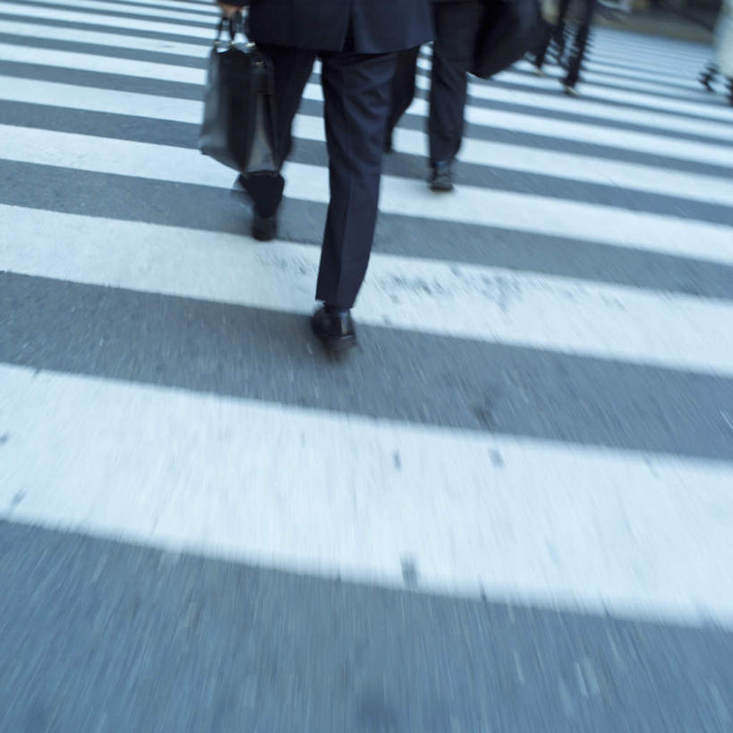 东方人,商务人士,商务男性,走,方图,室外,白天,衬衫,道路,路,人行横道,公路,亚洲,套装,朦胧,模糊,交通,许多人,黄种人,背面,一群人,人行横道线,商务装,工薪阶层,男人,男性,年轻男性,亚洲人,白领,上班族,斑马线,马路,步行,散步,走路,半身,彩图,衬衣